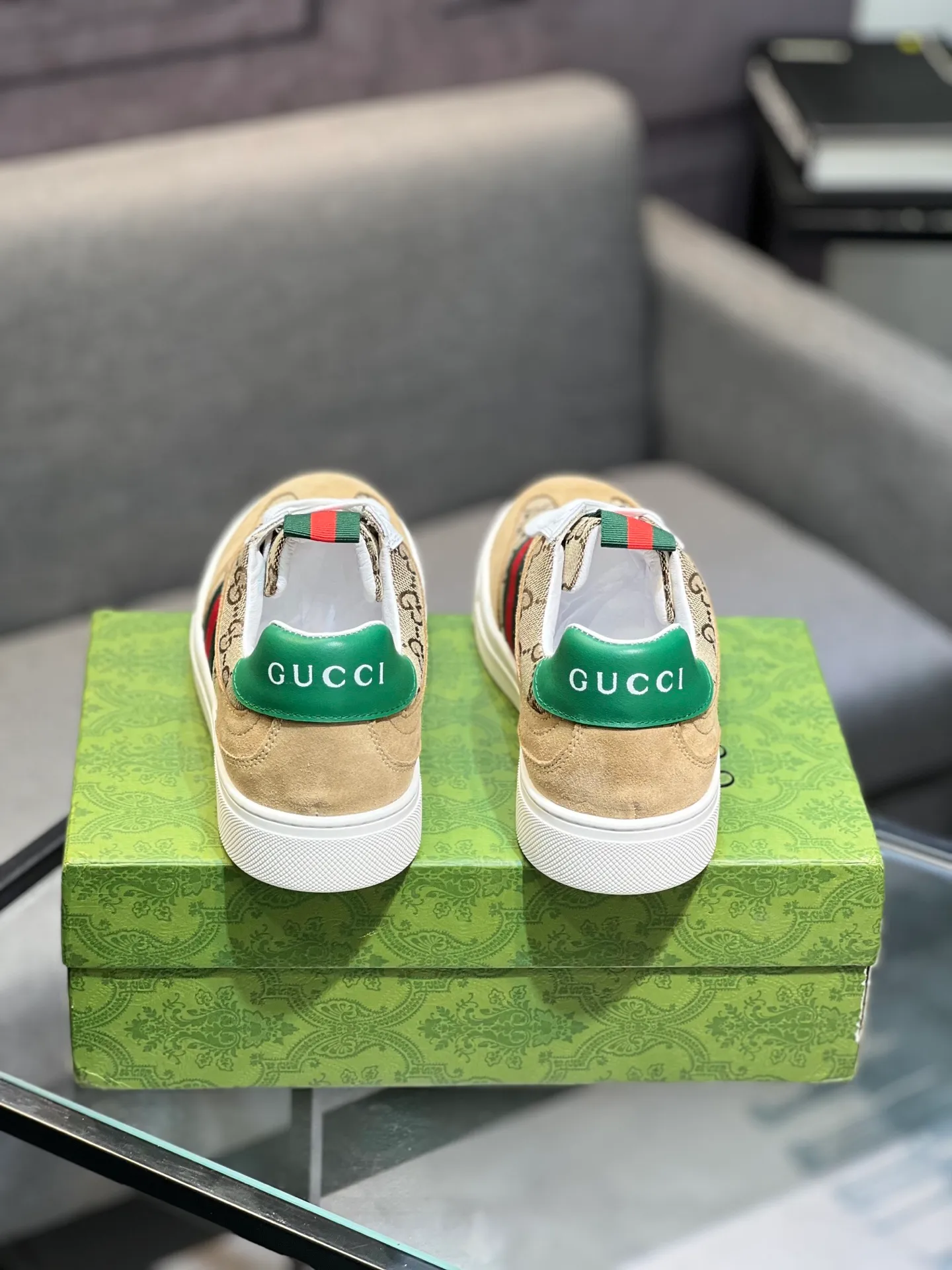Men's Men's Shoes 💰440 Gucci Gucci's latest trendy shoes and casual shoes are popular in physical stores, new spring and summer comfortable imported custom original cowhide, unique jacquard fabric element design. With sheepskin lining, original bottom, 💪 details determine quality, you can enter and leave the counter at will, welcome to compare🇮🇹, code number 38-44 (45 customized)